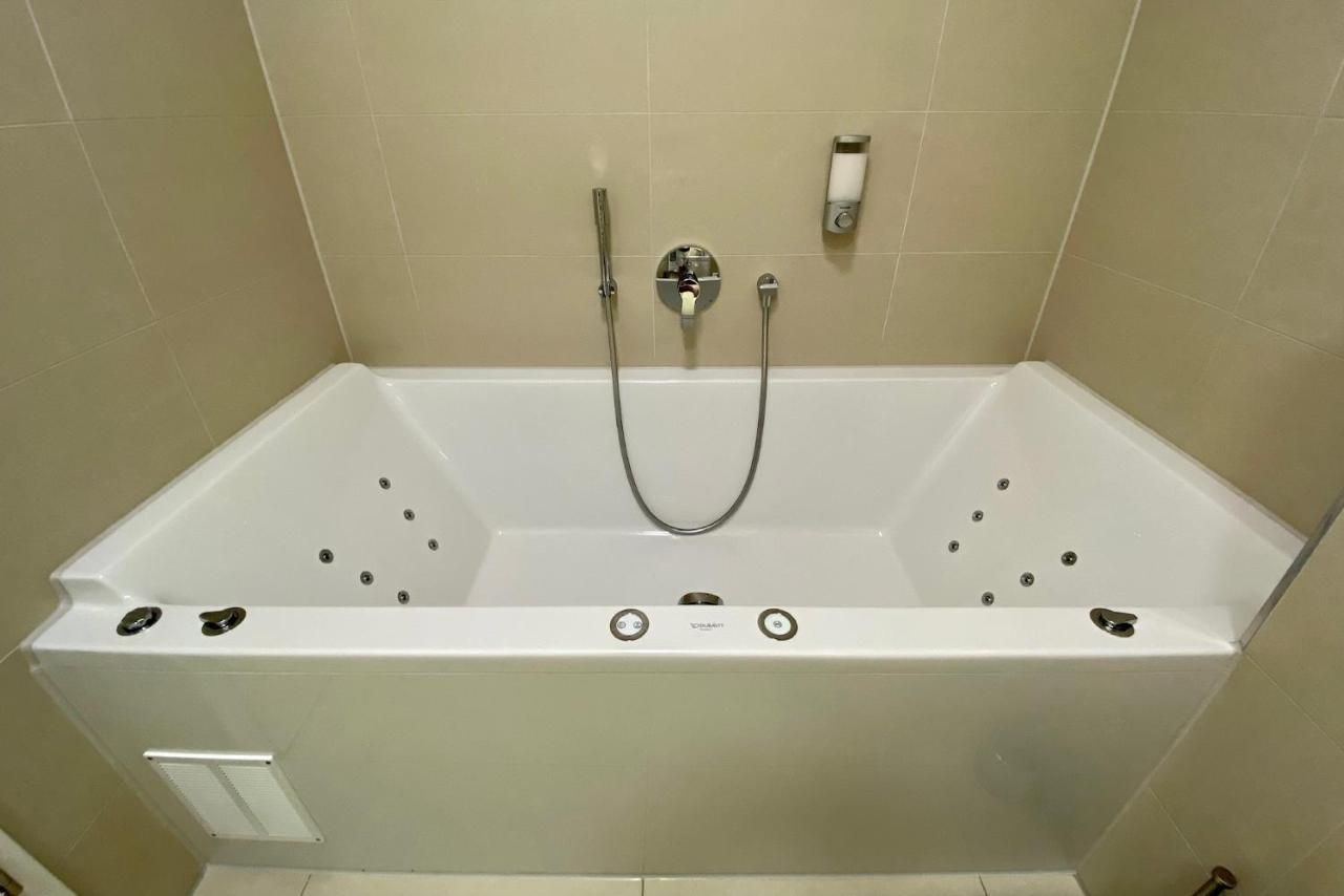 Alpen-panorama - Einzigartige Privatsuite Hoch Ueber Muenchen, 12tes Og, Alpenblick, Loggia, Whirlpool, 15 Minuten Zum Zentrum, Ruhe Und Erholung In Der Stadt Fuer Privat Und Geschaeftlich Reisende