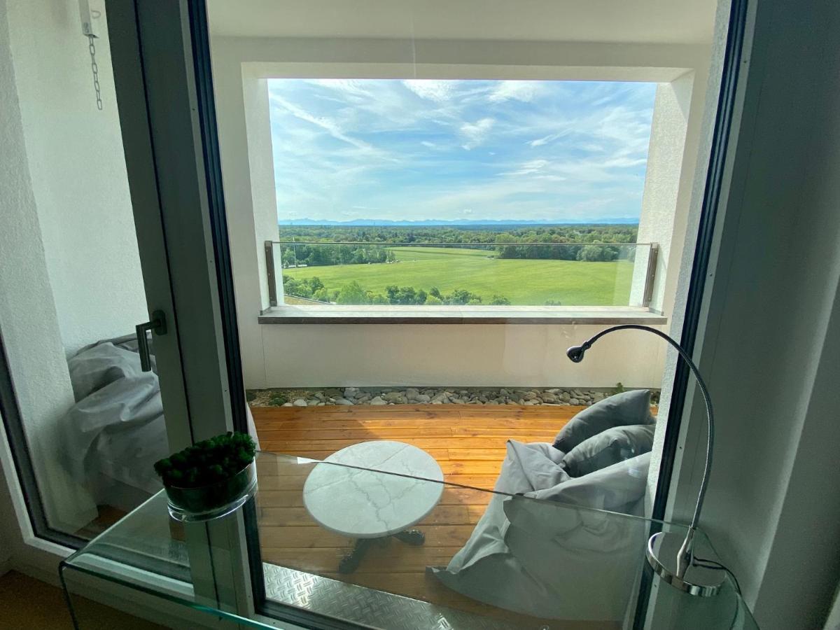 Privatunterkunft Alpen-panorama - Einzigartige Privatsuite Hoch Ueber Muenchen, 12tes Og, Alpenblick, Loggia, Whirlpool, 15 Minuten Zum Zentrum, Ruhe Und Erholung In Der Stadt Fuer Privat Und Geschaeftlich Reisende München